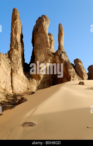 Felsformationen, die von steigenden Wüste Sand in Tin Akachaker, Tassili du Hoggar, Wilaya Tamanrasset, Algerien, Nordafrika, Afrika Stockfoto