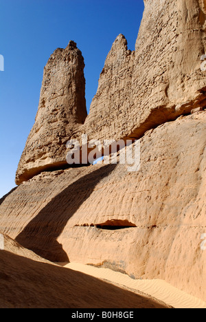 Erodierten Felsformationen in der Wüste Sahara, Tin Akachaker, Tassili du Hoggar, Wilaya Tamanrasset, Algerien, Nordafrika Stockfoto