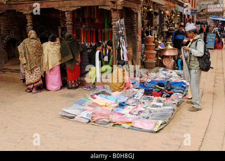 Straßenhändler verkaufen ihre waren auf einem Markt in der Altstadt von Bhaktapur, Kathmandu, Nepal, Asien Stockfoto