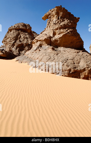 Felsformationen im Tassili du Hoggar, Wilaya Tamanrasset, Wüste Sahara, Algerien, El Ghessour, Nordafrika Stockfoto