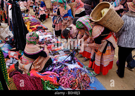 Hmong, Einheimischen in traditioneller Tracht auf dem Markt von Bac Ha, Ha Giang Provinz, Nord-Vietnam Stockfoto