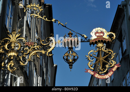Zunftzeichen oder Handwerk unterzeichnet, Getreidegasse in der Altstadt von Salzburg, Österreich, Europa Stockfoto