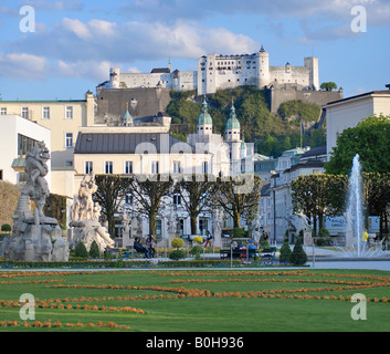 Blick auf die Salzburger Dom-Türme und die Festung Hohensalzburg aus dem Mirabellgarten, Schlossgarten Mirabell, Salzburg Stockfoto