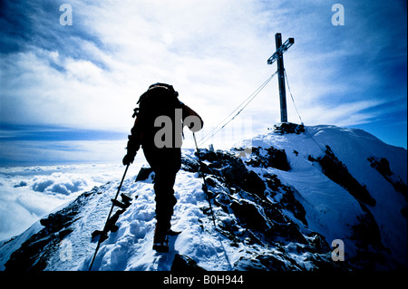 Bergsteiger auf dem Weg zum Gipfel, auf dem Gipfel des Mt. Similaun, Tirol, Österreich, Europa Stockfoto