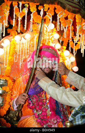 Scheich Medimir Naizi sitzt auf einem beleuchteten Thron während seiner Hochzeit, Sufi-Schrein, Bareilly, Uttar Pradesh, Indien, Asien Stockfoto