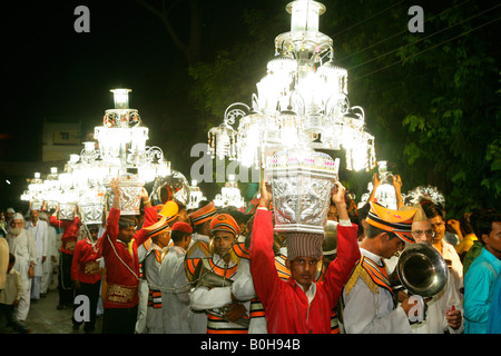 Leichte Kronen während einer Hochzeit, Sufi-Schrein, Bareilly, Uttar Pradesh, Indien, Asien Stockfoto