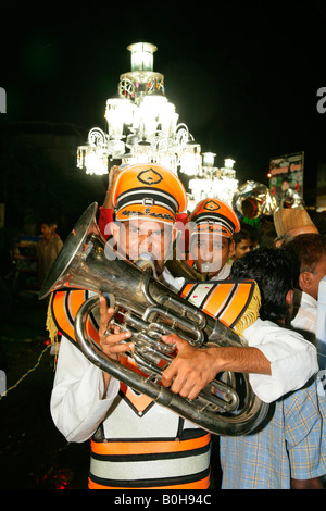 Musiker spielen während eines Hochzeiten, Sufi-Schreins, Bareilly, Uttar Pradesh, Indien, Asien Stockfoto