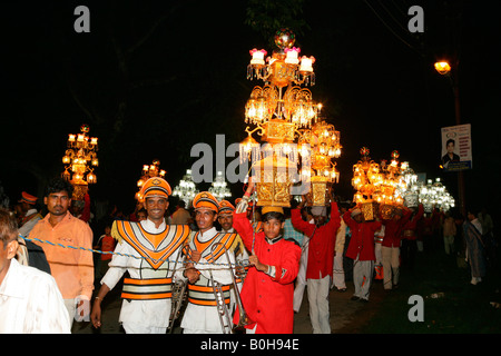 Leichte Kronen während einer Hochzeit, Sufi-Schrein, Bareilly, Uttar Pradesh, Indien, Asien Stockfoto