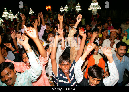 Gäste, die während einer Hochzeit tanzen statt auf einem Sufi-Schrein in Bareilly, Uttar Pradesh, Indien, Asien Stockfoto