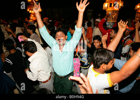 Gäste, die während einer Hochzeit tanzen statt auf einem Sufi-Schrein in Bareilly, Uttar Pradesh, Indien, Asien Stockfoto