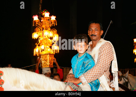 Vater und Sohn ein Pferd zu reiten, während einer Hochzeit statt auf einem Sufi-Schrein, Bareilly, Uttar Pradesh, Indien, Asien Stockfoto