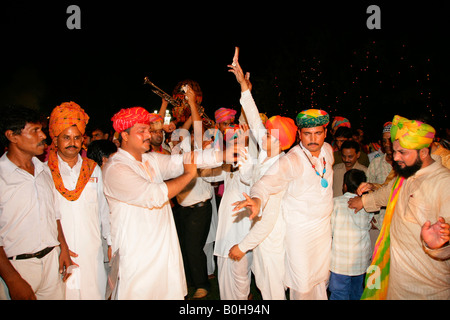 Gäste, die während einer Hochzeit tanzen statt auf einem Sufi-Schrein in Bareilly, Uttar Pradesh, Indien, Asien Stockfoto