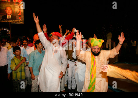 Gäste, die während einer Hochzeit tanzen statt auf einem Sufi-Schrein in Bareilly, Uttar Pradesh, Indien, Asien Stockfoto