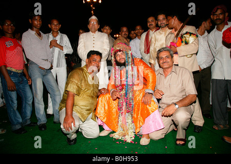 Scheich Medimir Naizi und Gäste, Gruppenbild während seiner Hochzeit gehalten auf Sufi-Schrein in Bareilly, Uttar Pradesh, Indien, Asien Stockfoto