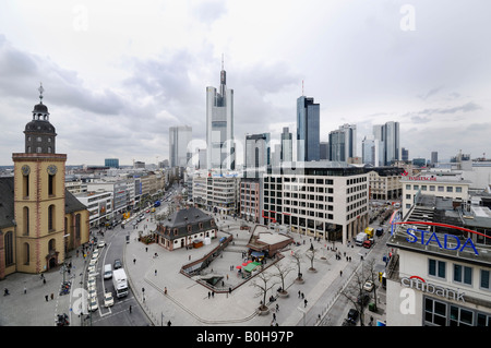 Panoramablick auf Frankfurts Zentrum und die Bank erhebt, Wolkenkratzer, Frankfurt am Main, Hessen, Deutschland Stockfoto