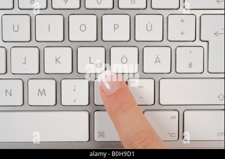 Apple Mac Book Pro Tastatur, Laptop, Fingerzeig auf das @-Symbol Stockfoto