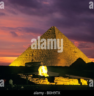 Fotomontage der Gizeh-Pyramiden-Komplex bei Einbruch der Dunkelheit, Pyramiden von Gizeh, Sphinx, Kairo, Ägypten Stockfoto