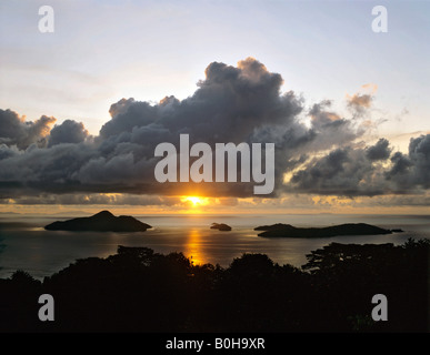 Sonnenaufgang über Mahe, Seychellen, Indischer Ozean Stockfoto