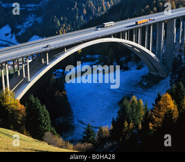 Noesslachbruecke, Noesslach Brücke im Herbst, in der Nähe von Gries am Brennerpass, Brenner-Autobahn, Tirol, Österreich Stockfoto