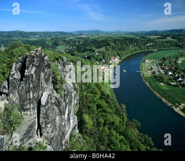 Elbsandsteingebirge, Bastei, Blick auf Rathen, Oberrathen District, Fluss Elbe, Sächsische Schweiz, Sachsen, Deutschland Stockfoto