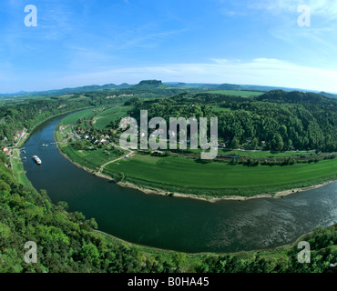 Elbsandsteingebirge, Bastei, Blick auf Rathen, Oberrathen District, Fluss Elbe, Sächsische Schweiz, Sachsen, Deutschland Stockfoto