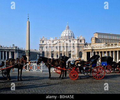 Pferdegespann vor dem Petersdom Hauptfassade, Vatikanstadt, Rom, Italien Stockfoto
