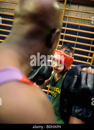 Ein Junge, Ausbildung in ein Box-Club, London, England. Stockfoto