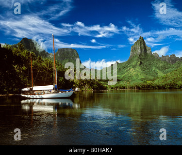 Segelboot in Cooks oder Paopao Bay, Mount Rotui und Mt. Mouaroa, Moorea, Gesellschaftsinseln, Französisch-Polynesien, Südsee, Ocea Stockfoto