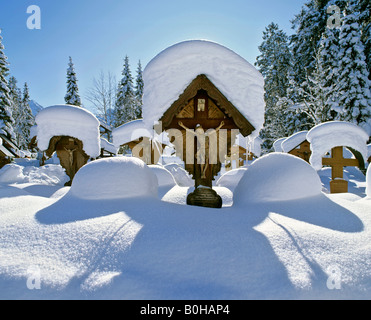 Verschneite Grab Kreuze in winter, Friedhof, Mittenwald, Upper Bavaria, Bavaria, Germany Stockfoto