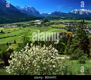 Wallgau, Panoramablick, Karwendel und Wetterstein reicht, Golfplatz, Upper Bavaria, Bavaria, Germany Stockfoto