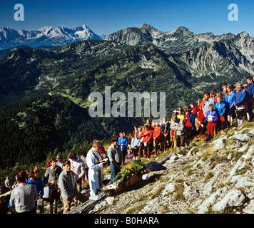 Messe statt, auf einem Berg in der Nähe von Wallgau, Simetsberg, Panoramablick, Wettersteingebirge, Upper Bavaria, Bavaria, Germany Stockfoto