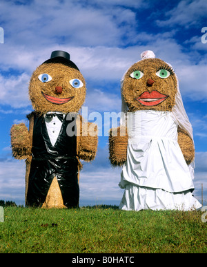 Brautpaar gemacht aus Strohballen, Hochzeit, Upper Bavaria, Bavaria, Germany Stockfoto