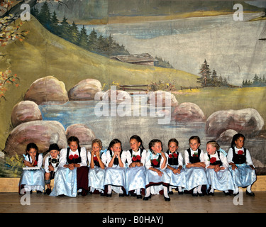 Jugendliche gekleidet in traditionellen Kostümen der Region Werdenfelser Land, Garmisch-Partenkirchen, Oberbayern, Deutschland Stockfoto