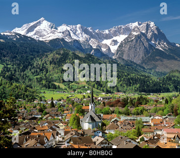 Blick über Partenkirchen, Pfarrkirche Maria-Himmelfahrt, Annahme Tag Pfarrkirche, Wettersteingebirge, Werdenfelser, obere Bava Stockfoto