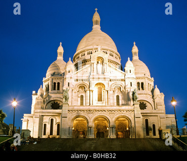 Basilika Sacre-Coeur in Montmartre in der Abenddämmerung, Paris, Frankreich Stockfoto