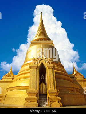 Wat Phra Kaeo Tempel, Phra Sri Rattana Chedi, Wolke, Tower, Bangkok, Thailand, Südostasien (Montage) Stockfoto