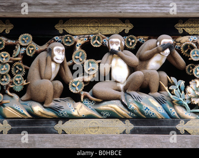 Nikko Geschichtliches, nichts Böses sehen, nichts Böses hören, sprechen kein Übel, drei Affen auf der Vorderseite des Heiligen Pferdestalls Stockfoto