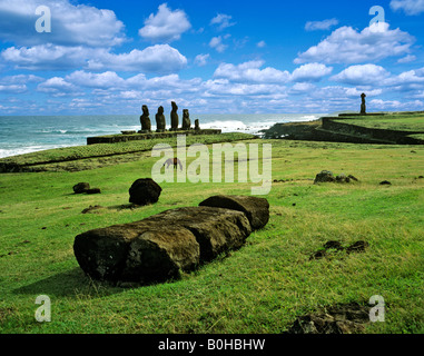 Moais Ahu Tahai, in der Nähe von Hanga Roa, Stein Skulpturen, Nationalpark Rapa Nui, Osterinsel, Chile, Oceania (Montage) Stockfoto