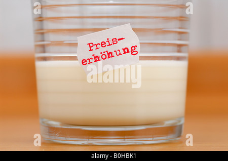 Erhöhung der Preise für Milch Stockfoto