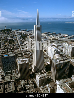 Luftbild des Transamerica Pyramid Wolkenkratzers in San Francisco, Kalifornien, USA