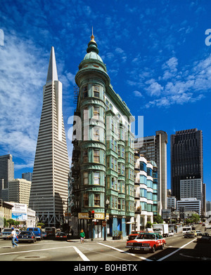 Transamerica Pyramid (links) und das Columbus Turm (rechts) in San Francisco, Kalifornien, USA Stockfoto