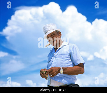 Kubanische, eine Zigarre rauchend, Wolken, Kuba Stockfoto