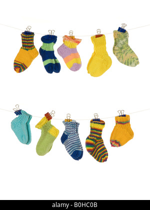 Verschiedene Babysocken von einer Wäscheleine hängen Stockfoto