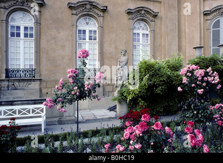 Rosengarten, Steinstatue und weißen Bank vor dem Corps de Logis, barocke Residenzschloss Ludwigsburg, Baden-Wuertt Stockfoto