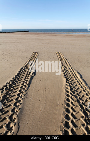 AWD Fahrzeug Reifenspuren kommt zum Stillstand in den Sand, Strand an der Nordseeküste, Zoutelande, Walcheren, Zeeland, Niederlande Stockfoto