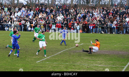 Strafraum, Schuss auf das Tor während eines Fußballspiels nutzen zwischen der Berliner Polizei und Hertha BSC-Fußball-Club in Berlin, Ge Stockfoto