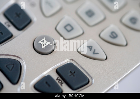 Nahaufnahme einer Fernbedienung konzentrierte sich auf die mute-Taste Stockfoto