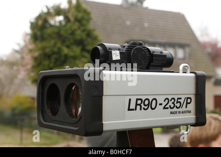 RIEGL LR90-235/P laser-Geschwindigkeitsmessung zur Überwachung einer 30 km/h-Zone in Odenthal-Voiswinkel, North Rhine-Westphalia, Deutschland, Eur eingerichtet Stockfoto