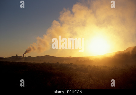 Rauch aus Schornsteinen in einer Zementfabrik in der Nähe von Los Mochis, Sinaloa, Mexiko Stockfoto