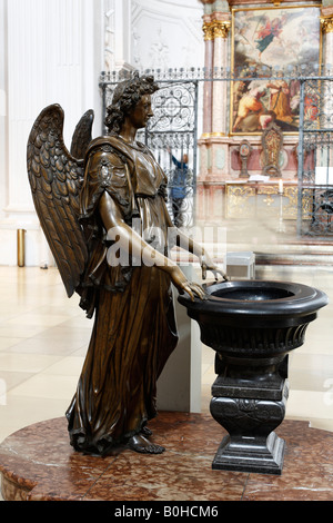 Engelsstatue neben einem Weihwasser Weihwasserbecken oder Schriftart, Kirche St. Michael Church, München, Bayern, Deutschland Stockfoto